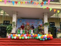 Đ/c hoa và Hội trưởng hội phụ huynh trao quà cho các con