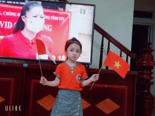 Con Nguyễn Anh Thư- học sinh lớp A1 Trường MN Cao Viên hân hoan trước giờ khai giảng