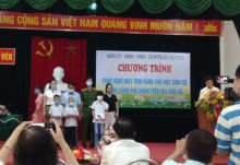 Đ/c Nguyễn Thị Hoa- Bí thư chi bộ- Hiệu trưởng nhà trường đồng hành trao tặng máy tính cho em