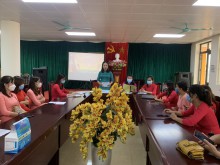 Đ/c Nguyễn Thị Hoa- BT chi bộ- hiệu trưởng nhà trường đọc báo cáo tại hội nghị