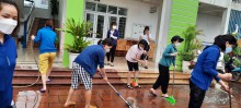 Giáo viên, nhân viên trường MN Cao Viên vệ sinh khuôn viên trường