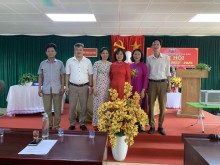 Cấp ủy chi bộ khóa mới chụp ảnh lưu niệm cùng lãnh đạo