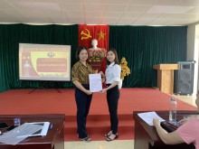 Đ/c Nguyễn Thị Hoa- Bí thư chi bộ trao quyết định kết nạp đảng viên mới cho quần chúng ưu tú Nguyễn Thị Trang