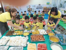 Các bé tham gia tiệc buffet tại lớp