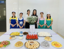 BGH nhà trường cùng tổ nuôi tại bữa tiệc buffet của trẻ