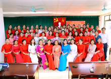 Tập thể hội đồng sư phạm nhà trường chụp ảnh cùng các đồng chí cán bộ quản lý luân chuyển công tác