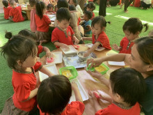 Các bé lớp mẫu giáo bé đang trải nghiệm hoạt động làm bánh dẻo