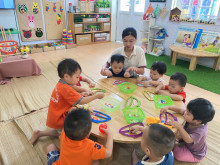Cô và trẻ lớp nhà trẻ D3 - Trường MN Cao Viên  trong giờ hoạt động tạo hình
