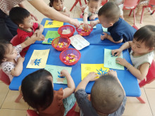 Các các nhà trẻ đang được các cô hướng dẫn làm thiệp