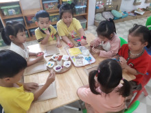 Học sinh lớp MGL A5 trường MN Cao Viên làm khung ảnh tại lớp