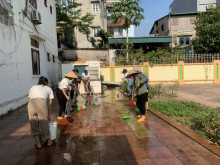 GVNV trường MN Cao Viên vệ sinh bên ngoài sân trường