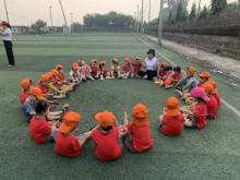 Các con học sinh khối 3 tuổi tại buổi tham quan dã ngoại tại sân bóng