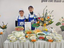 Cô Nguyễn Thị Tú và Nguyễn Thị Binh bên sản phẩm dự thi