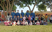 Cô và trò trường MN Cao Viên cùng các chú bộ đội