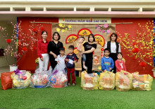 BGH Trường MN Cao Viên tặng quà cho các con có hoàn cảnh khó khăn