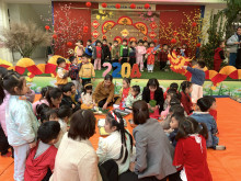 Hoạt động gói bánh chưng tại Hội chơ xuân 2024 trường MN Cao Viên