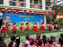 Các con học sinh lớp MGL múa hát chúc mừng ngày 8/3