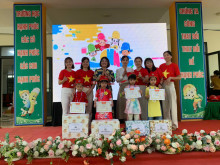 Các cô giáo trong BGH trao giải cho các con
