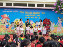 BGH trao giấy khen cho các con có thành tích xuất sắc năm học 2024 - 2025
