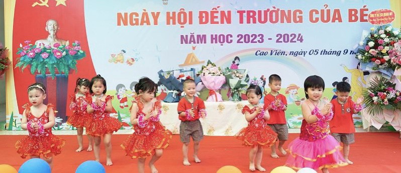 học sinh múa khai giảng
