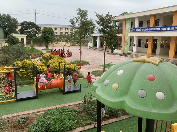 Vui chơi sân trường