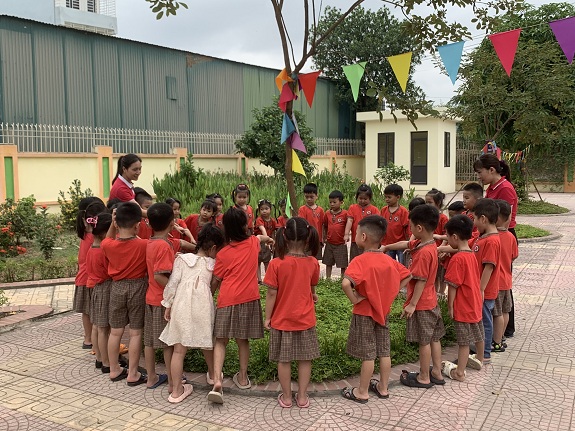 Vui chơi sân trường