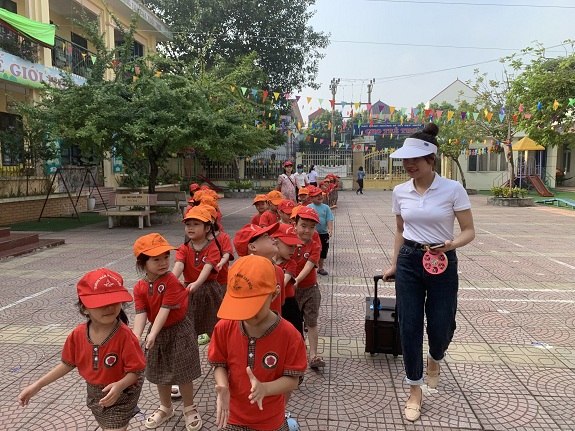 Trẻ đi dã ngoại