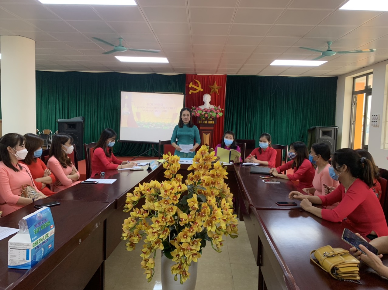 Đ/c Nguyễn Thị Hoa- BT chi bộ- hiệu trưởng nhà trường đọc báo cáo tại hội nghị
