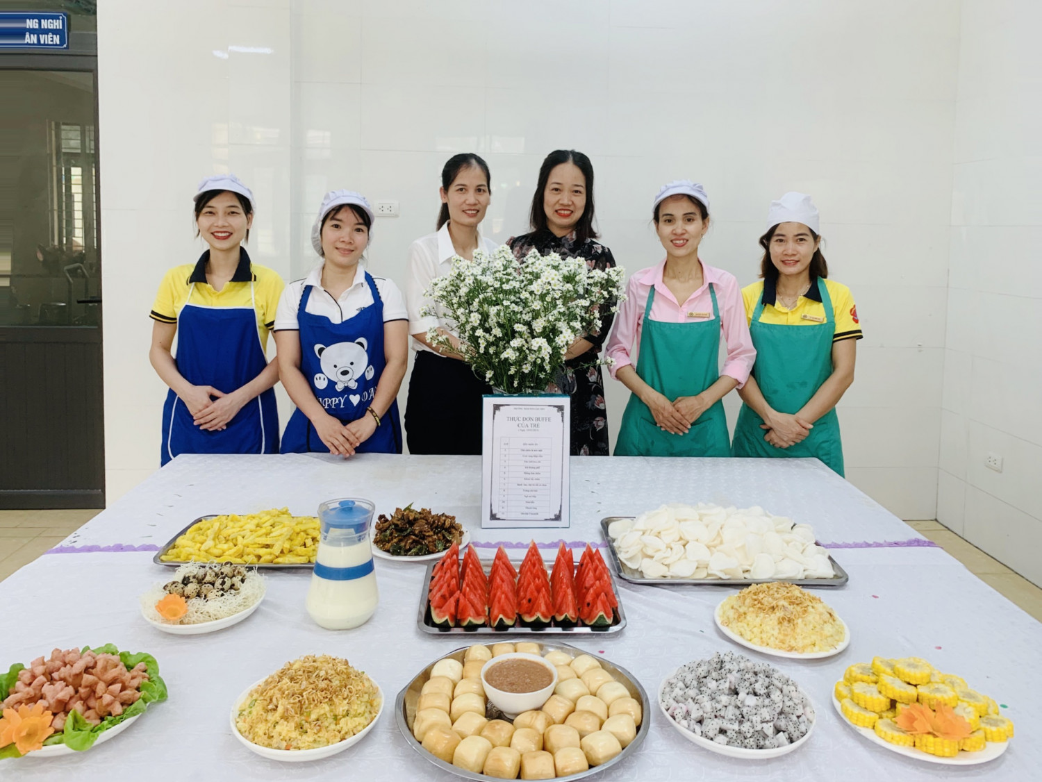 BGH nhà trường cùng tổ nuôi tại bữa tiệc buffet của trẻ