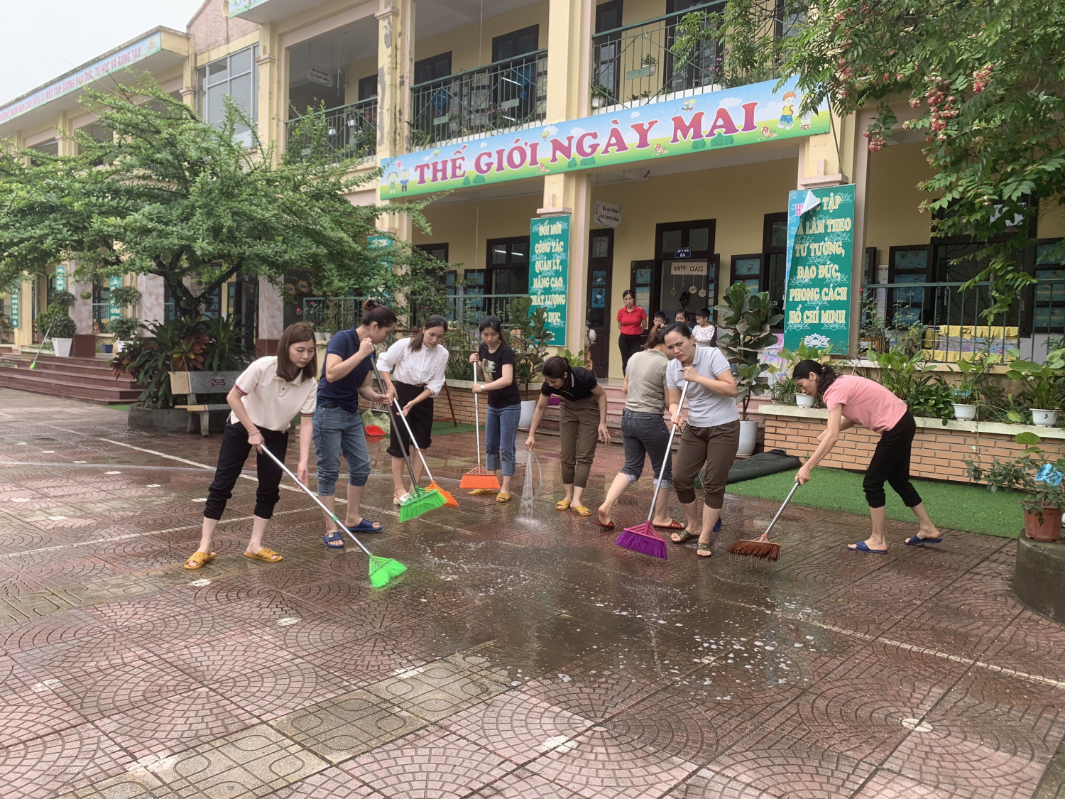 Giáo viên- nhân viên trường Mầm non Cao Viên vệ sinh tại sân trường