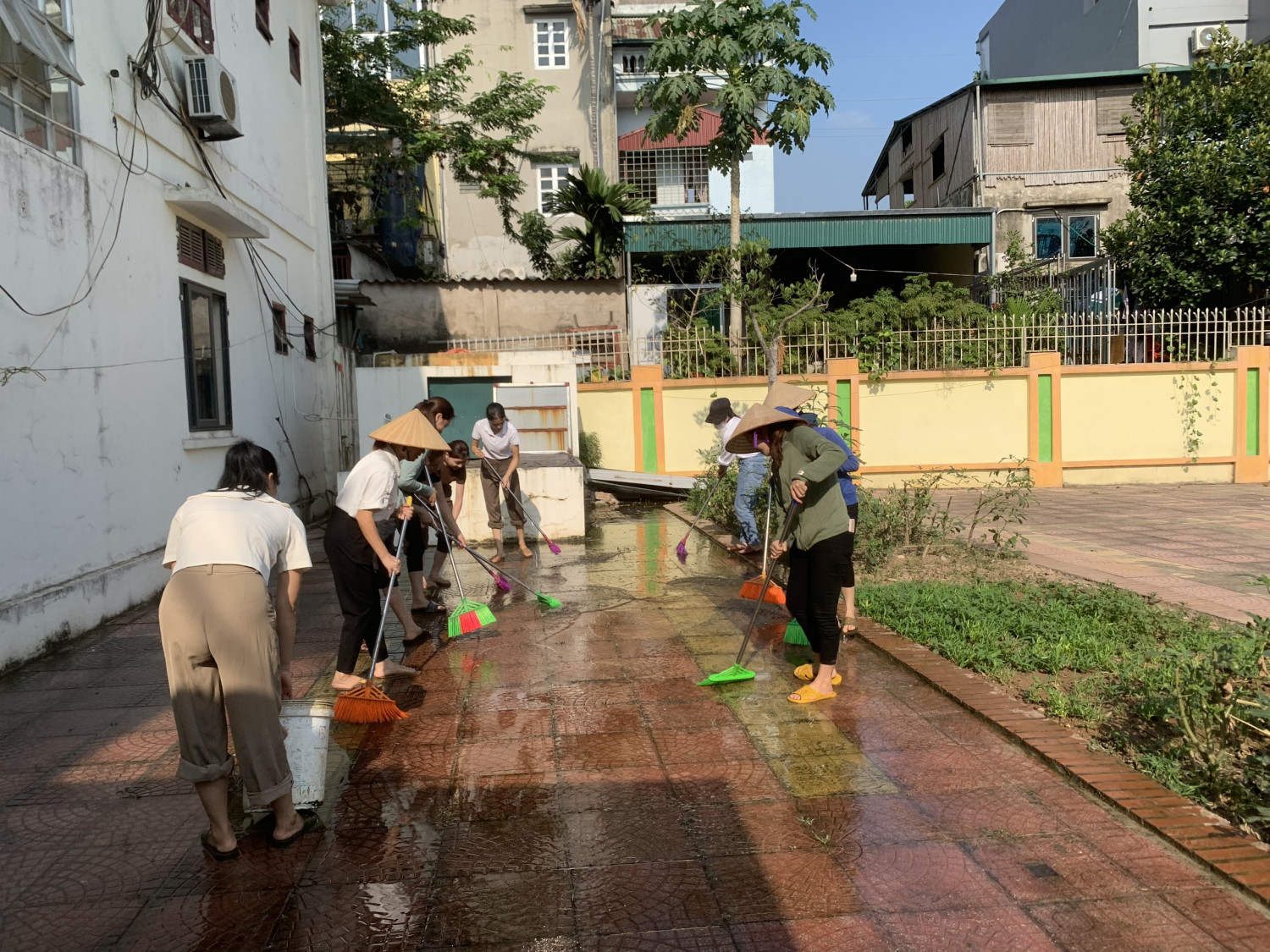 GVNV trường MN Cao Viên vệ sinh bên ngoài sân trường