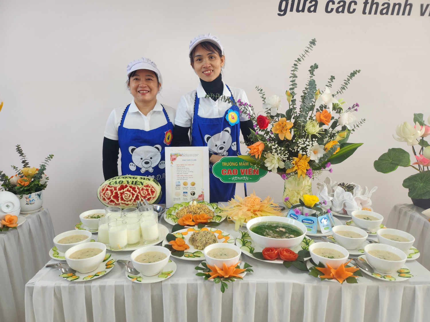 Cô Nguyễn Thị Tú và Nguyễn Thị Binh bên sản phẩm dự thi