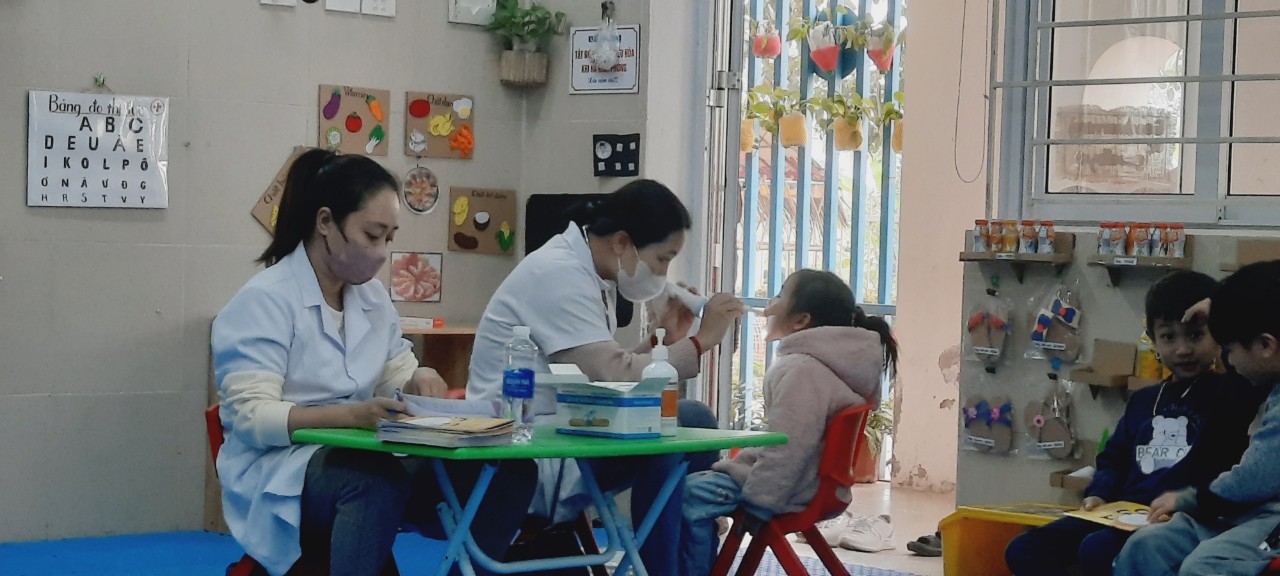 Các bác sĩ khám sức khỏe cho trẻ tai trường