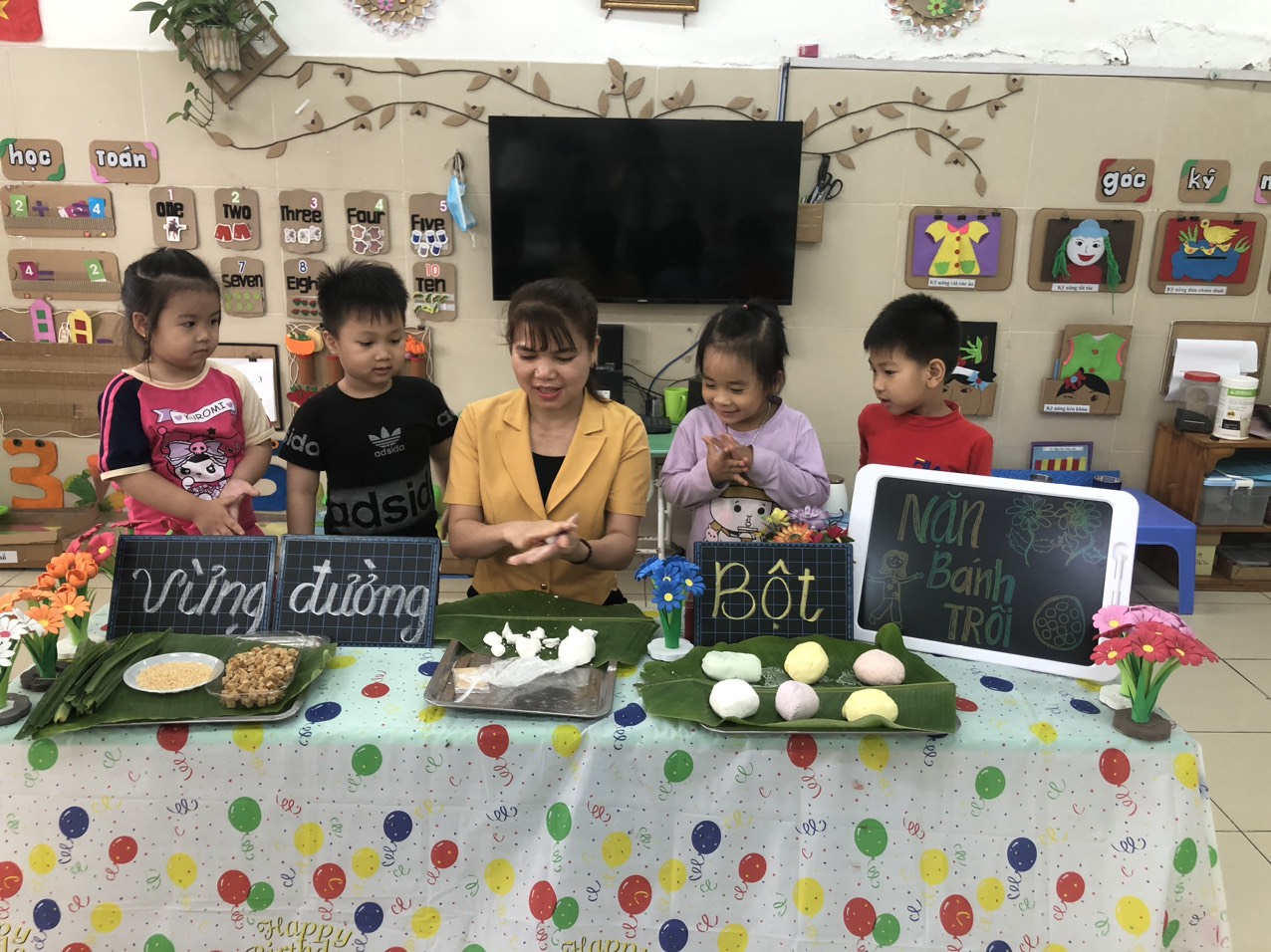 Cô và trẻ lớp MGNB1- Trường MN Cao Viên thực hành làm bánh trôi