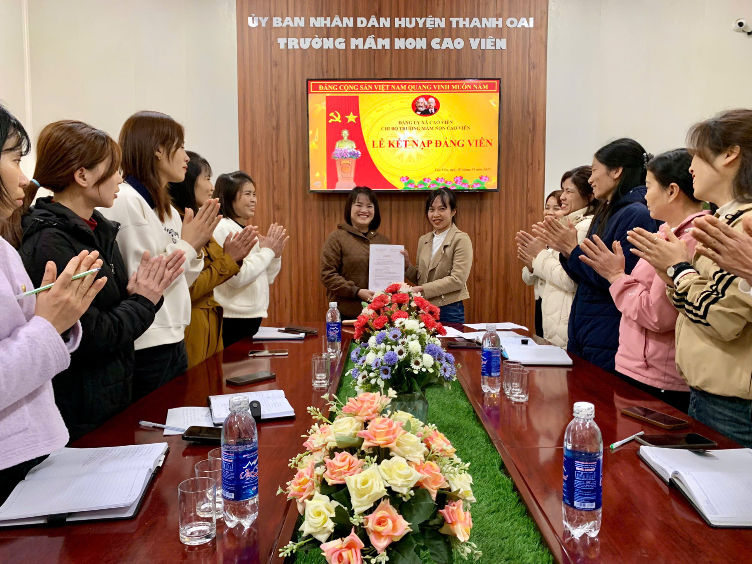 Trường Mầm non Cao Viên tổ chức kết nạp Đảng viên mới