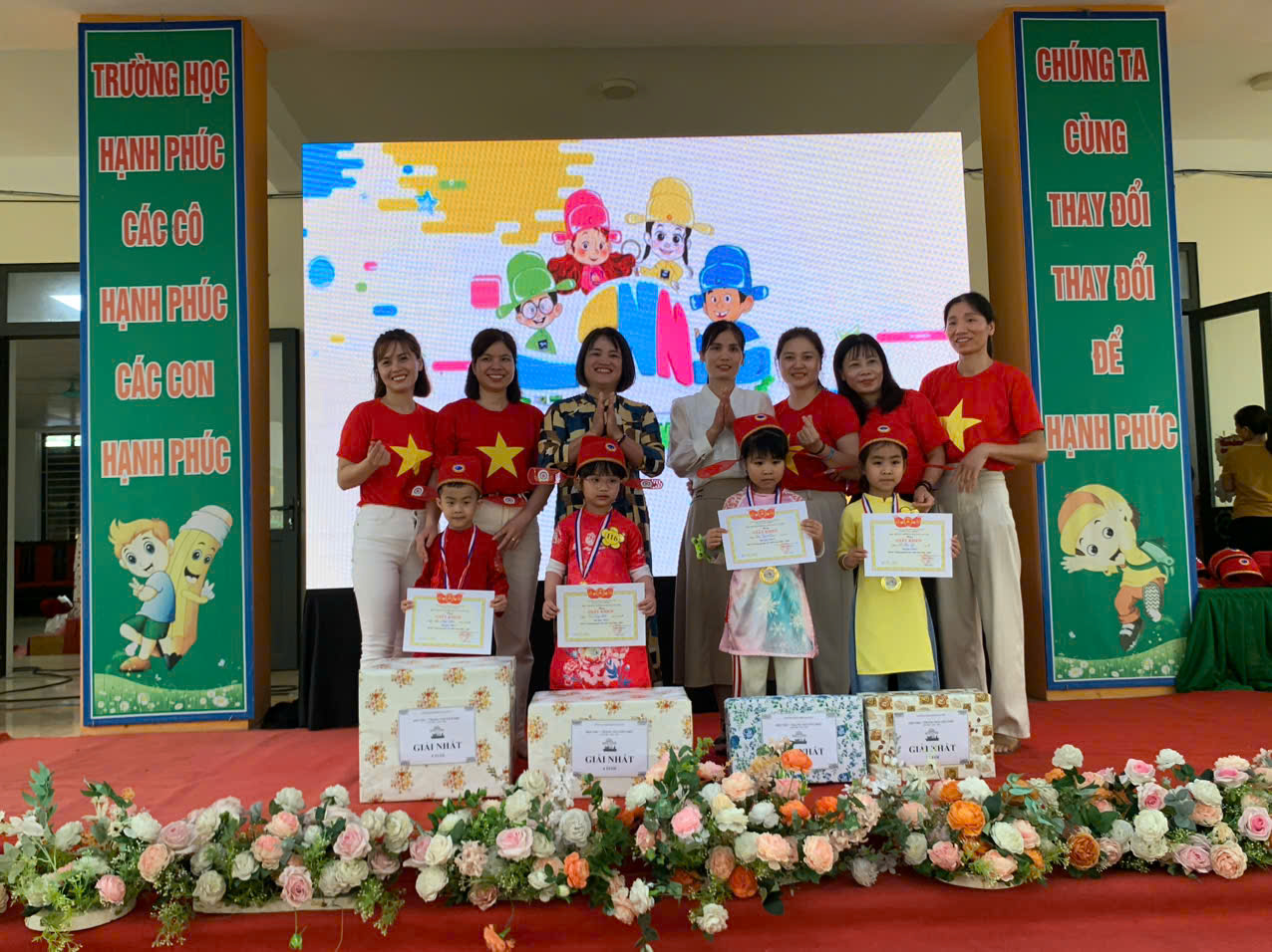Các cô giáo trong BGH trao giải cho các con