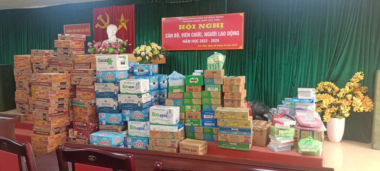 Các hiện vật ủng hộ của CBGVNV phụ huynh và học sinh trường Mầm non Cao Viên gủi đến đồng bào bị ảnh hưởng lũ lụt