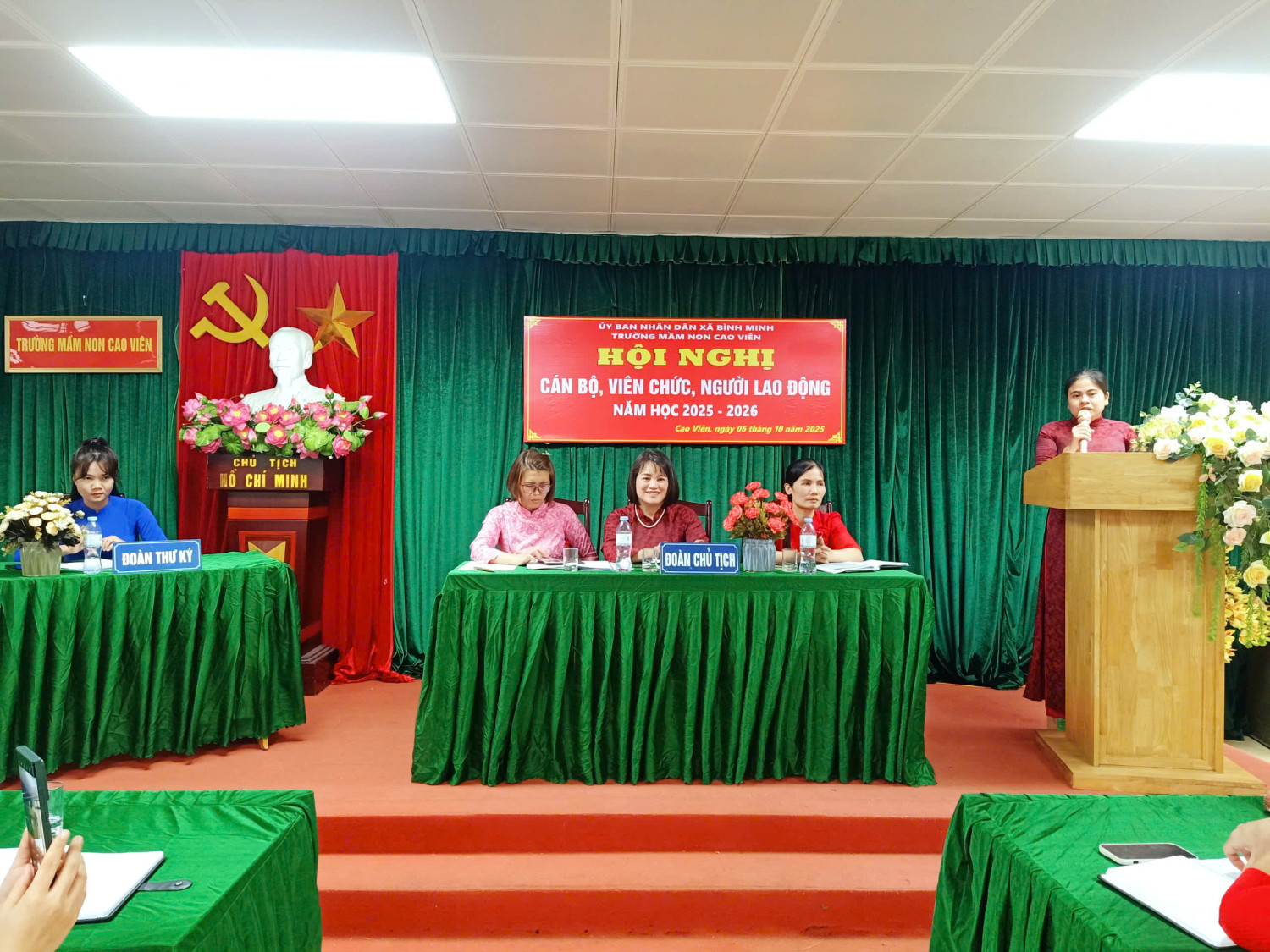 đ/c Nguyễn Kim Huệ – Kế toán nhà trường trình bày báo cáo tại hội nghị