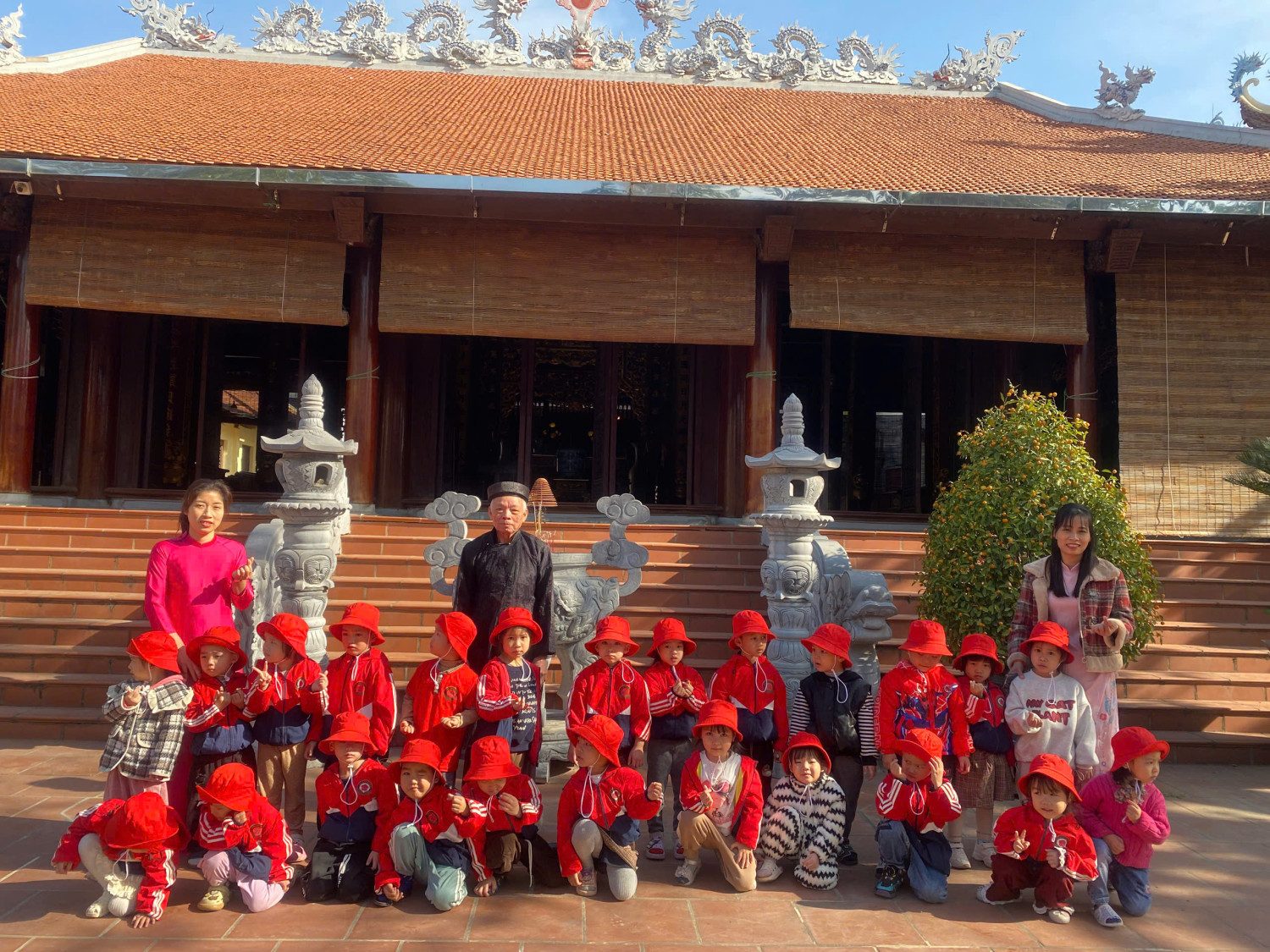 Trường mầm non Cao Viên tổ chức cho trẻ khối mẫu giáo 4 -5 tuổi và 5 - 6 tuổi đi thăm qua khu di tích lịch sử địa phương